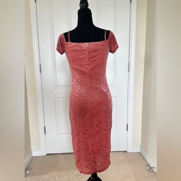 GUESS ZORA VELVET MIDI DRESS IN BLUSH ROSE - Picture 2 of 3